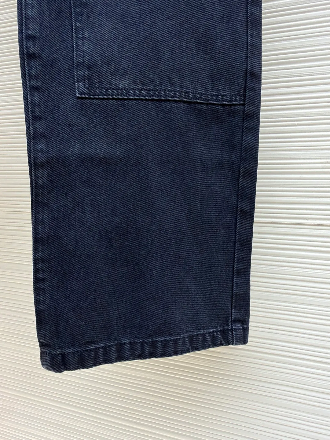 LOUIS VUITTON dyed embossed jeans ●Original version: Purchased and developed by 15889 ●Item number: 1681050-B55 ●Material: denim fabric ●Technology: embossed production ●Version: fitted version ●Weight: about 970 grams ●Size: 30-32-34-36 ●Description: This style is processed through garment dyeing to create a washed retro effect, and then uses a splicing structure and hammer fixing rings to express the workwear style. Monogram embroidery adorns the sides and left patch pocket, and pearlescent buttons and rivets complete the detail. Pair it with the same style to add to your summer wardrobe. The overall wiring is straight and delicate, the fabric is comfortable and soft, and the color is consistent without color difference. It can be matched with the same style to create a fashionable look and control various occasions. Customized accessories, complete with three standards, same style for men and women!